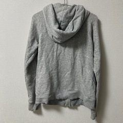 ユニクロ　グレーパーカーの画像