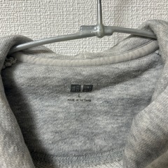 ユニクロ　グレーパーカーの画像