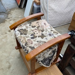 布の座面の椅子の画像