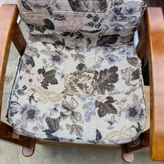 布の座面の椅子の画像