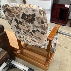 布の座面の椅子の画像