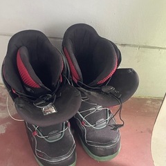 スノーボードとブーツの画像