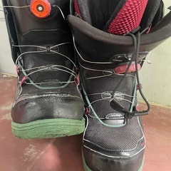 スノーボードとブーツの画像
