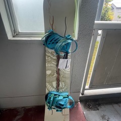 スノーボードとブーツの画像