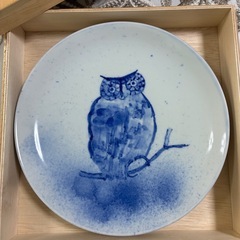 染付皿　フクロウの画像