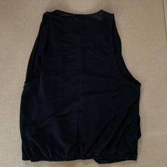 おしゃれな黒ライトベストの画像