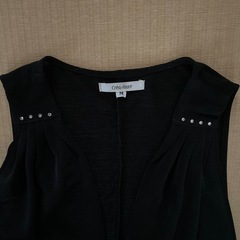 おしゃれな黒ライトベストの画像