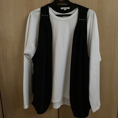 おしゃれな黒ライトベストの画像