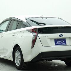 【自社ローン】絶大な人気を誇るトヨタのハイブリッド車👌人気のパールカラー😎プリウス✨の画像