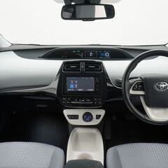 【自社ローン】絶大な人気を誇るトヨタのハイブリッド車👌人気のパールカラー😎プリウス✨の画像