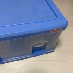 キッチン棚と衣装ケースの画像