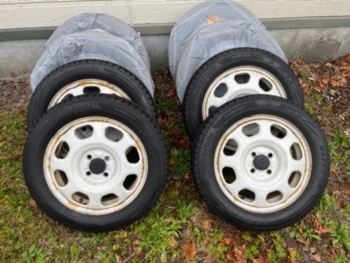 スタッドレスタイヤとホイールセットです