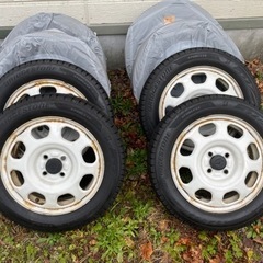 スタッドレスタイヤとホイールセットです