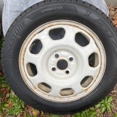 スタッドレスタイヤとホイールセットですの画像