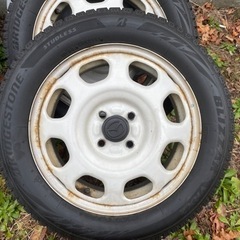 スタッドレスタイヤとホイールセットですの画像