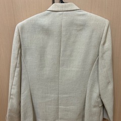 ベージュ　ジャケットの画像