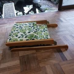 木製座椅子の画像