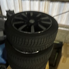 スノータイヤとホイールの画像