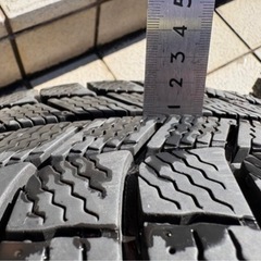 スノータイヤとホイールの画像