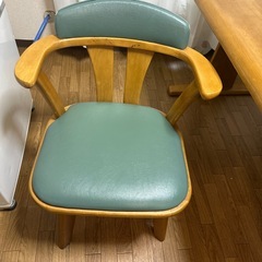 テーブルと椅子のセットの画像