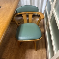 テーブルと椅子のセットの画像