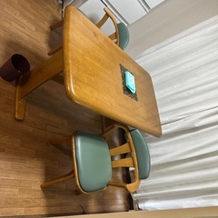 テーブルと椅子のセットの画像