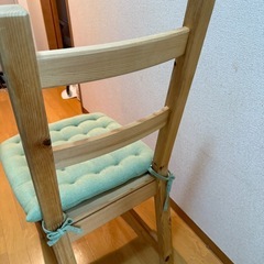 無料　木の椅子　ザブントン付きの画像