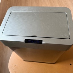 センサー付きゴミ箱の画像