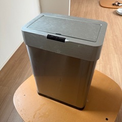 センサー付きゴミ箱の画像