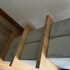 【テレビ台などに】木の板とコンクリート
ブロックの画像