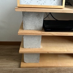 【テレビ台などに】木の板とコンクリート
ブロックの画像