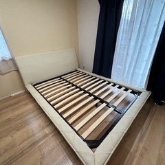 ダブルベッドフレームの画像