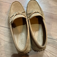 ZARA スエード ローファー ベージュの画像