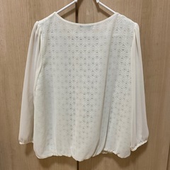 綺麗めトップスの画像