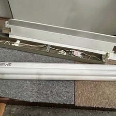 蛍光灯器具と蛍光灯の画像