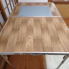 アウトドア用折りたたみテーブルの画像
