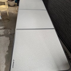 キャンプ用収納できるテーブルの画像
