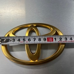 トヨタエンブレム艶消しゴールドの画像