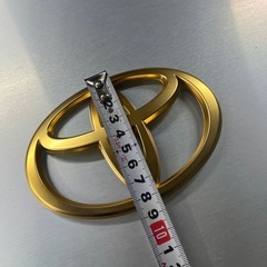 トヨタエンブレム艶消しゴールドの画像