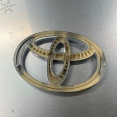 トヨタエンブレム。薄いブラックメッキの画像