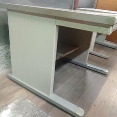 オフィスデスク　パソコンデスク　スチール製　机①の画像