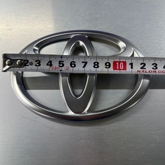 トヨタエンブレム艶消しシルバーの画像