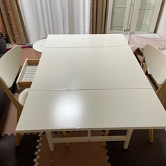 サイズ調整可能なテーブルと椅子の画像