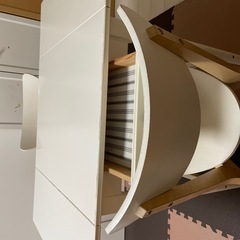 サイズ調整可能なテーブルと椅子の画像