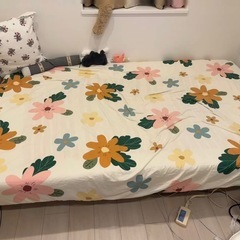 ニトリセミダブル ベッド　足つけマットレスの画像