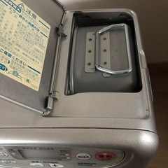 新品ポリタンク付き灯油ファンヒーター　  新品18リットルポリタンク付きの画像