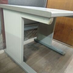 オフィスデスク　パソコンデスク　スチール製　机②の画像