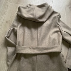 ZARA フード付きベージュロングコートの画像