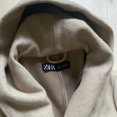 ZARA フード付きベージュロングコートの画像
