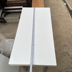 白 金属脚のテーブルの画像